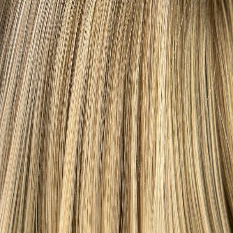 Makroaufnahme feiner Babylight-Strähnen in kühlem Beigeblond